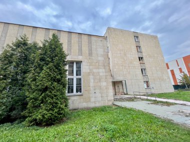 TEPLICE, CZECH REPUBLIC - 13.09.2023: Şehir merkezinde terk edilmiş bina. Kırık camlı bina. Yüksek kalite fotoğraf