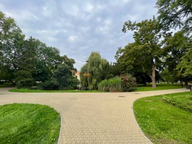 Teplice, Çek Cumhuriyeti 'ndeki yeşil güzel park. İnanılmaz bir gökyüzü. Yüksek kalite fotoğraf