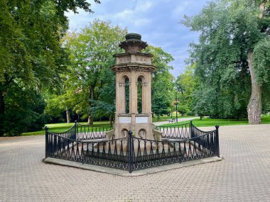 Çek Cumhuriyeti 'nin Teplice kentindeki parkta eski bir çeşme. Yüksek kalite fotoğraf