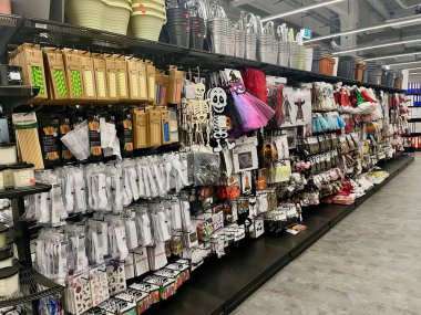 Cadılar Bayramı süslemeleri. Çıkartmalı, kostümlü ve kafataslı duvar. Yüksek kaliteli fotoğraf.