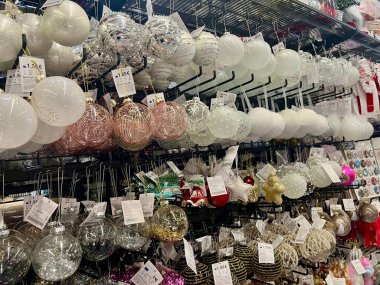 Mağazadaki Noel pazarının duvarlarına yakın çekim. Noel marketinde Noel süsleri. Mutlu noeller, şirin şenlikli süslemeler, yeni yıl için güzel oyuncaklar. Yüksek kalite fotoğraf