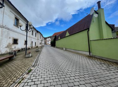 OSEK, CZECH Cumhuriyet - 14.10.2023: Eski bir Çek kasabasının sokakları. Eski evler, manastırlar, vesaire. Yüksek kaliteli fotoğraf.