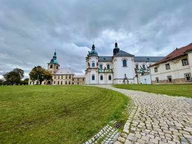 Kilise manastırı Osek, Osegg Kilisesi, Çek Cumhuriyeti. Gül kalçası çalısı. Yüksek kalite fotoğraf