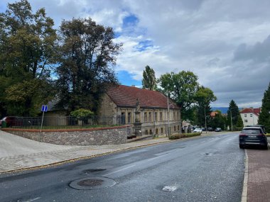 OSEK, CZECH Cumhuriyet - 14.10.2023: Eski bir Çek kasabasının sokakları. Eski evler, manastırlar, vesaire. Yüksek kaliteli fotoğraf.