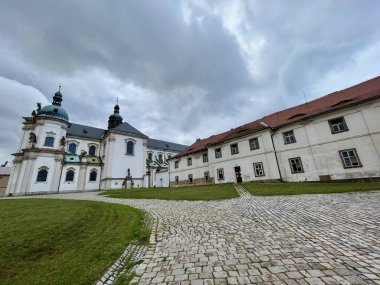 Kilise manastırı Osek, Osegg Kilisesi, Çek Cumhuriyeti. Gül kalçası çalısı. Yüksek kalite fotoğraf