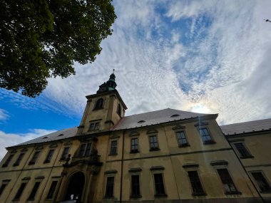 Kilise manastırı Osek, Osegg Kilisesi, Çek Cumhuriyeti. Gül kalçası çalısı. Yüksek kalite fotoğraf