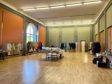 TEPLICE, CZECH REPUBLIC - 22.10.2023: Değiş tokuş partileri eğlenceye ağırlık verir. Ekstra personelli bir masa. Yüksek kalite fotoğraf