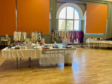 TEPLICE, CZECH REPUBLIC - 22.10.2023: Değiş tokuş partileri eğlenceye ağırlık verir. Ekstra personelli bir masa. Yüksek kalite fotoğraf