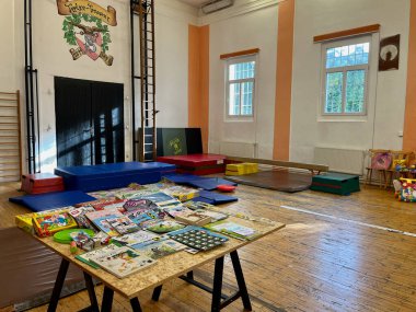 TEPLICE, CZECH REPUBLIC - 22.10.2023: Değiş tokuş partileri eğlenceye ağırlık verir. Ekstra personelli bir masa. Yüksek kalite fotoğraf