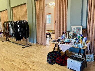 TEPLICE, CZECH REPUBLIC - 22.10.2023: Değiş tokuş partileri eğlenceye ağırlık verir. Fazladan personeli olan bir masa. Yüksek kaliteli fotoğraf.