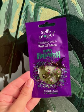 TEPLICE, CZECH Cumhuriyet - 24.10.2023: Çıkartma Maskesi. Mutlu Cadılar Bayramı. Parıltılı yeşil maske. Yüksek kaliteli fotoğraf.