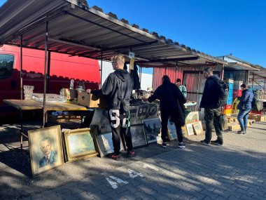 Prag, Çek - Şubat 2023. Bit pazarında satılık eski eşyalar. Vintage perakende satış objeleri. Avrupa 'da popüler alışveriş. Yüksek kalite fotoğraf