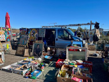 Prag, Çek - Şubat 2023. Bit pazarında satılık eski eşyalar. Vintage perakende satış objeleri. Avrupa 'da popüler alışveriş. Yüksek kalite fotoğraf