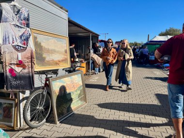 PRAG, CZECH REPUBLIC - 21.10.23: Bit pazarında satılık eski eşyalar. Piyasada iki şık kadın. Yüksek kalite fotoğraf
