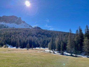 Harika bir vadi ve popüler bir kayak merkezi. Kuzey İtalya 'daki Dolomite Alpleri' nde güzel Cortina ve Ampezzo. Yüksek kalite fotoğraf