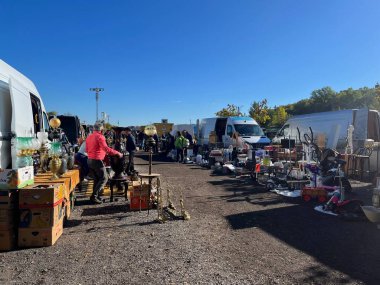 Prag, Çek - Şubat 2023. Bit pazarında satılık eski eşyalar. Vintage perakende satış objeleri. Avrupa 'da popüler alışveriş. Yüksek kalite fotoğraf