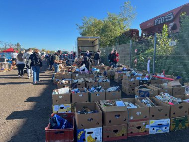 Prag, Çek - Şubat 2023. Bit pazarında satılık eski eşyalar. Vintage perakende satış objeleri. Avrupa 'da popüler alışveriş. Yüksek kalite fotoğraf