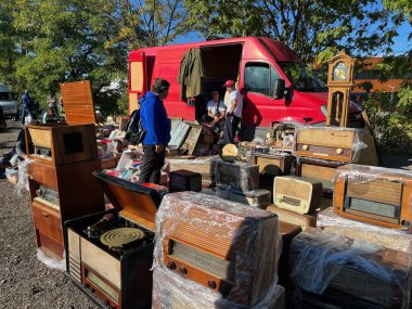 Prag, Çek - Şubat 2023. Bit pazarında satılık eski eşyalar. Vintage perakende satış objeleri. Avrupa 'da popüler alışveriş. Yüksek kalite fotoğraf