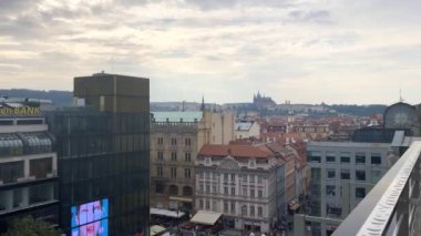 Prag 'daki Wenceslas Meydanı balkondan hava manzaralı. Yüksek kaliteli FullHD görüntüler