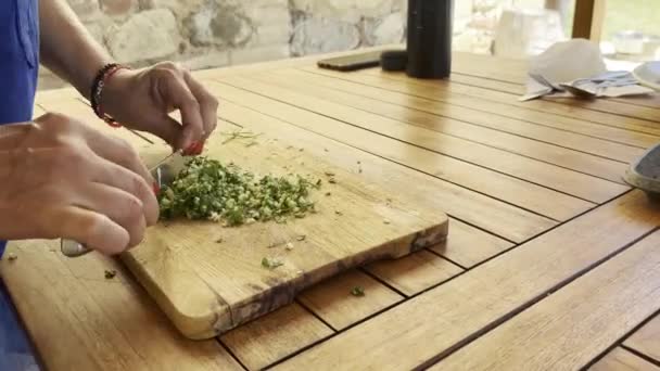 Foto Close Dari Tangan Wanita Memotong Herbal Papan Potong Kayu — Stok Video