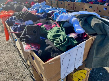 Prag, Çek - Şubat 2023. Bit pazarında satılık eski eşyalar. Vintage perakende satış objeleri. Avrupa 'da popüler alışveriş. Ucuz kıyafetler..