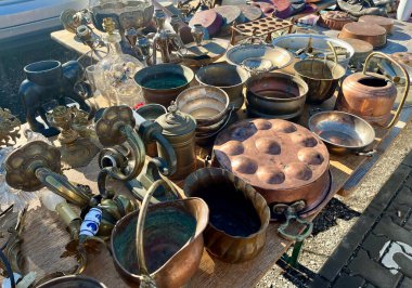 Prag, Çek - Şubat 2023. Bit pazarında satılık eski eşyalar. Vintage perakende satış objeleri. Avrupa 'da popüler alışveriş. Eski metal eşya