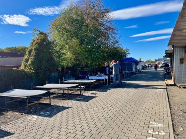 Prag, Çek - Şubat 2023. Bit pazarında satılık eski eşyalar. Vintage perakende satış objeleri. Avrupa 'da popüler alışveriş. Boş masalar. Kapalı dükkanlar. 