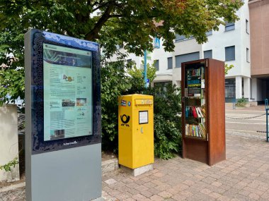 Hockenheim, Almanya - 19.08.2023: Posta kutusu ve kitaplık ve açık hava reklamcılığı. Yüksek kalite fotoğraf