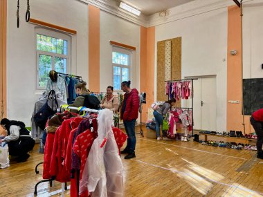 TEPLICE, CZECH REPUBLIC - 22.10.2023: Değiş tokuş partisi çocukları eğlenceye ağırlık verir. Renklerle ayrılmış. Yüksek kalite fotoğraf