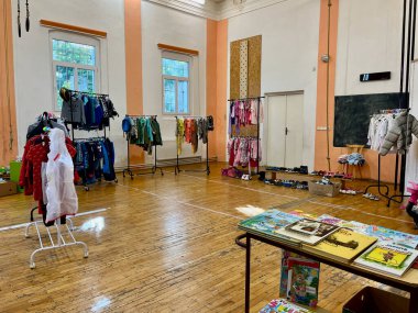 TEPLICE, CZECH REPUBLIC - 22.10.2023: Değiş tokuş partisi çocukları eğlenceye ağırlık verir. Renklerle ayrılmış. Yüksek kalite fotoğraf