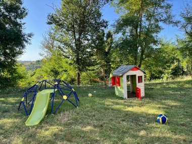 Slaytlı çocuk parkı, açık hava oyunları. Toskana, İtalya. Yüksek kalite fotoğraf
