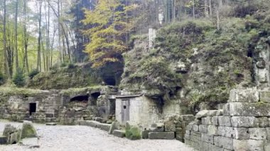 Çek İsviçre Ulusal Parkı 'nda küçük bir şelalesi olan bir nehir. Eski harabe değirmen binasının yanında. Dolsky Mlyn Yüksek Kaliteli FullHD görüntüleri