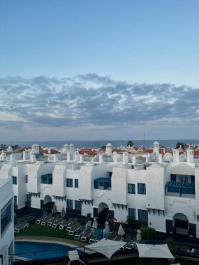Tenerife Kanarya Adaları 'ndaki beyaz evler. Playa de Fanabe. Costa Adeje. İnanılmaz bulutlar. Yüksek kalite fotoğraf