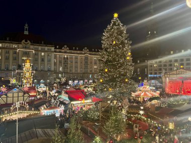 Dresden, Almanya - 16.12.2023: Dresden 'deki muhteşem Noel fuarının dönme dolabından görüntü. Akşam aydınlatması. Bir sürü insan. Tatil atlıkarıncasını. Yüksek kalite fotoğraf