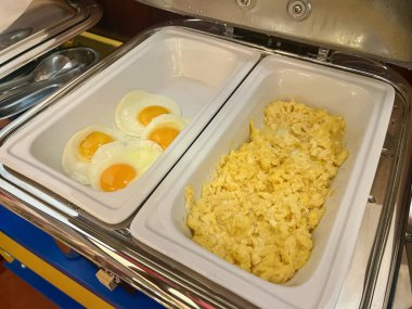 Otelde kahvaltıda omlet ve çırpılmış yumurta. Çek Cumhuriyeti, Brno 'daki otelde yumurtalı sabah kahvaltısı. Kahvaltı için sokak otelinde rafadan yumurta. Yüksek kalite fotoğraf