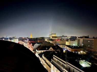 Çek Cumhuriyeti 'nin Brno şehrinde ünlü katedrali olan eski kentin gece manzarası. Yüksek kalite fotoğraf