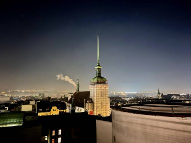 Çek Cumhuriyeti 'nin Brno şehrinde ünlü katedrali olan eski kentin gece manzarası. Yüksek kalite fotoğraf