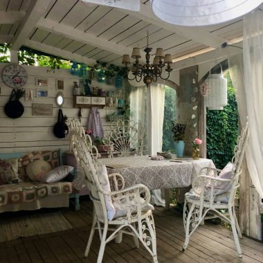 Kırsal bej süslemeli bahçe arbour, açık hava tasarımı. El yapımı süsler ve çiçekler. Mutluluk ve huzur. Yüksek kalite fotoğraf