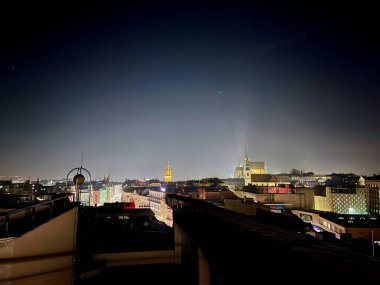 Çek Cumhuriyeti 'nin Brno şehrinde ünlü katedrali olan eski kentin gece manzarası. Yüksek kalite fotoğraf