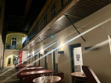 Kapalı sokak kafesi, avluda, gece geç saatlerde. Mobilyalar devrilmiş. Harika bir bina. Yüksek kalite fotoğraf