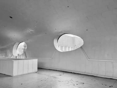 Brno, Çek Cumhuriyeti - 20.12.2023: Çocuk bilim merkezi Vida için fütürist bir bina. Binaya alışılmadık bir giriş. Yankılanan duvarlar. Yüksek kalite fotoğraf