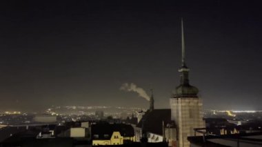 Çek Cumhuriyeti 'nin Brno şehrinde ünlü katedrali olan eski kentin gece manzarası. Yüksek kalite fotoğraf