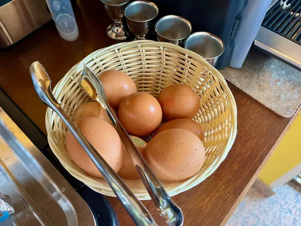 Hasır sepetteki yumurtalar. Otelde kahvaltı için hazır. Açık büfe. Yüksek kalite fotoğraf