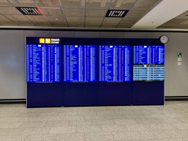 Almanya 'da bir havaalanına varış panosu. Yüksek kalite fotoğraf