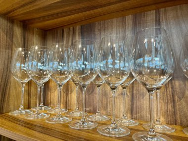 Ahşap bir dolapta şarap bardakları. Temizlik ve şeffaflık. Yüksek kalite fotoğraf