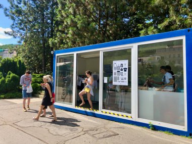 Karlovy Vary, Çek Cumhuriyeti: 03.07.2019 - Festivale katılanlar hediyelik eşya dükkanından ayrılıyor. Karlovy Vary Uluslararası Film Festivali. Yüksek kalite fotoğraf