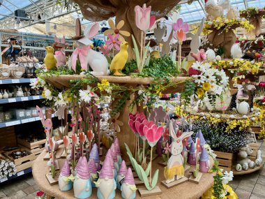 Chabarovice, Çek Cumhuriyeti: Mağazadan alınmış Paskalya süslemeleri: çiçekler, cüceler ve ördekler. Yüksek kalite fotoğraf