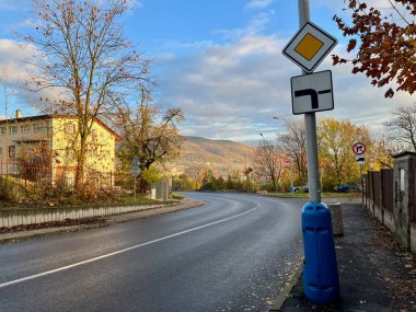 Yoldaki viraj sola. Şehirden dağlara bak. Sabah erkenden. Ana yolun işareti bu. Güzel mavi gökyüzü. Yüksek kalite fotoğraf