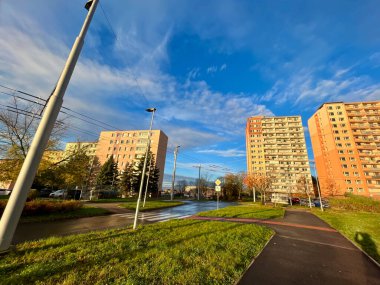 Çek Cumhuriyeti 'nde apartman daireleri. Yağmurdan sonra sabah erkenden. Tazelik ve temizlik hissi. Yüksek kalite fotoğraf