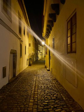 Cesky Krumlov, Çek Cumhuriyeti - 17.02.2024: Cesky Krumlov 'un romantik gece yarısı sokak manzarası. Şubat. Yüksek kalite fotoğraf
